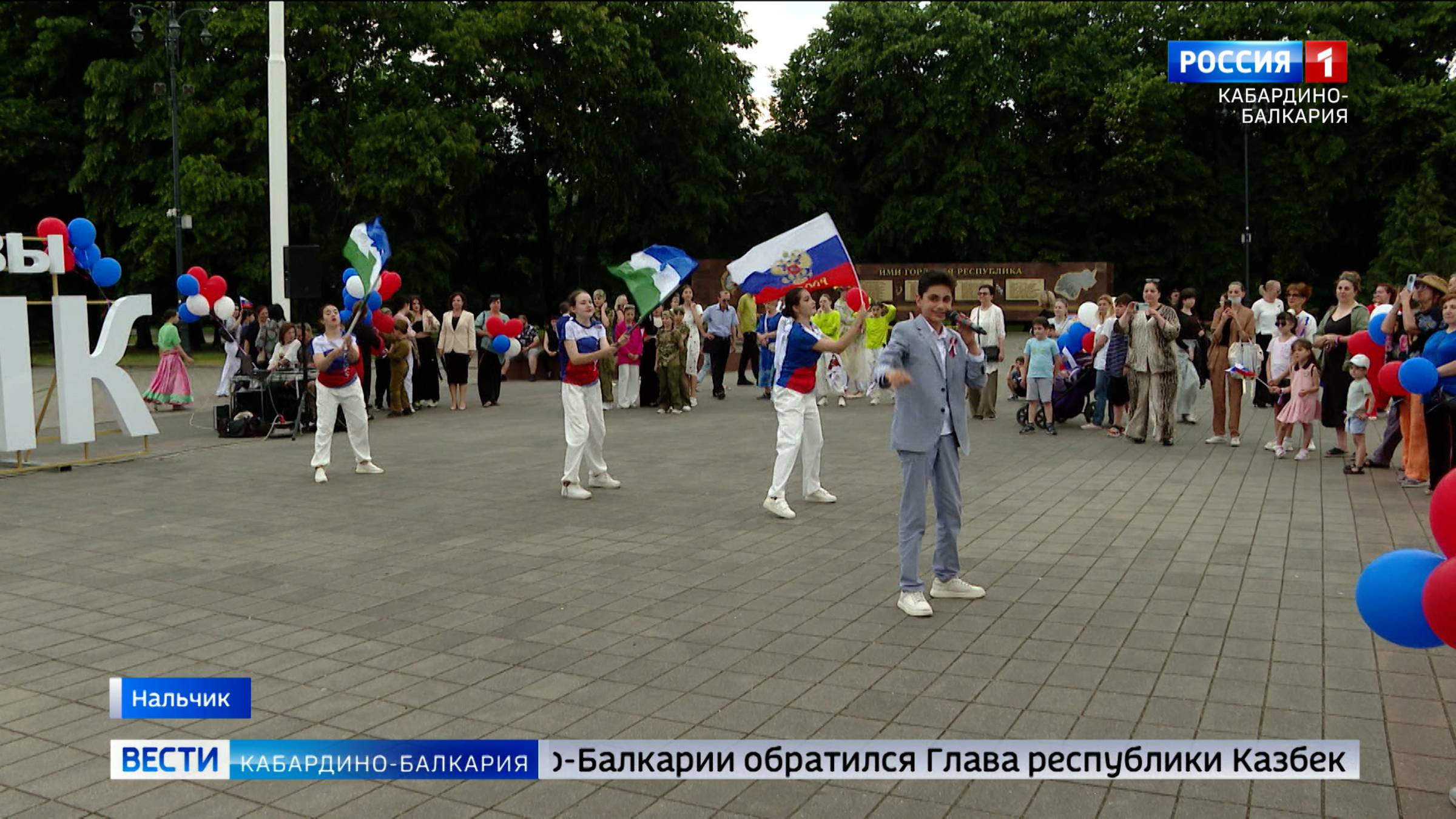 На площади Согласия организовали праздничную программу для жителей и гостей республики