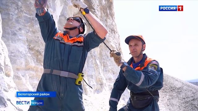 На вершине Белой скалы крымские спасатели водрузили флаг Российской Федерации
