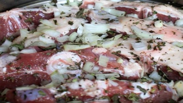 Баранина в винно-луковом маринаде