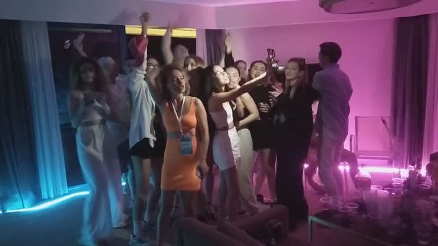 Самые богатые блогеры кайфуют кайфуют под песню Макса Коржа - Жить в кайф | 12 июня 2022
