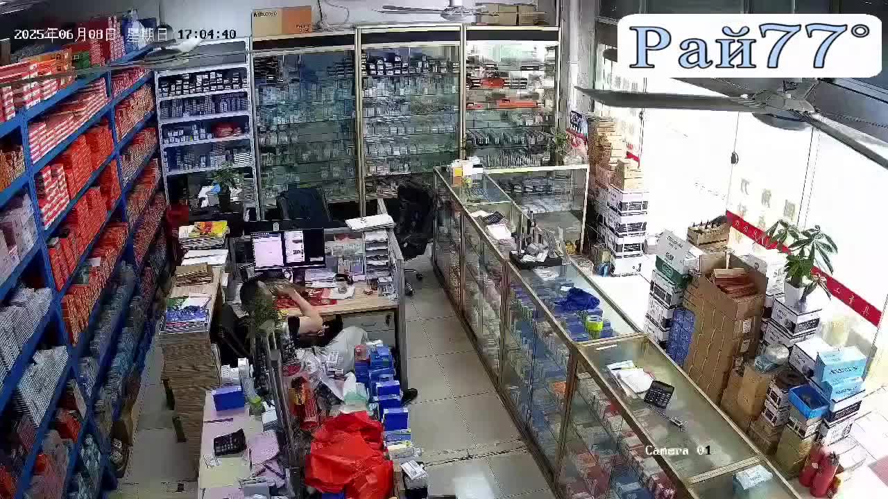 Автоледи перепутала педали и заехала в магазин