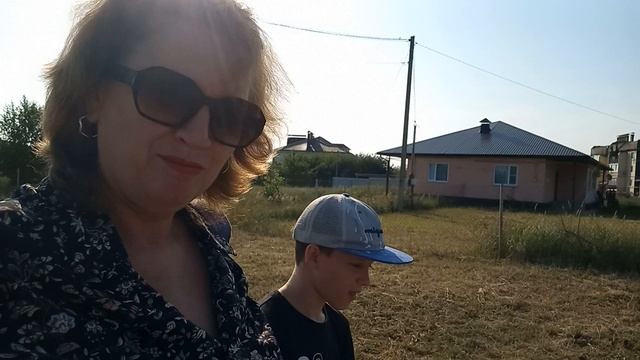 Идем встречать маму с подарками.