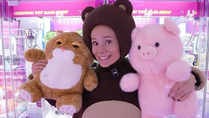 Медведь охотится на игрушки в игровом центре Plush Pals | Маленькая Вера и Медведь