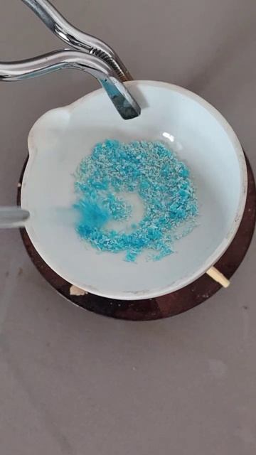 разложение CuSO4x5H2O: голубое белеет