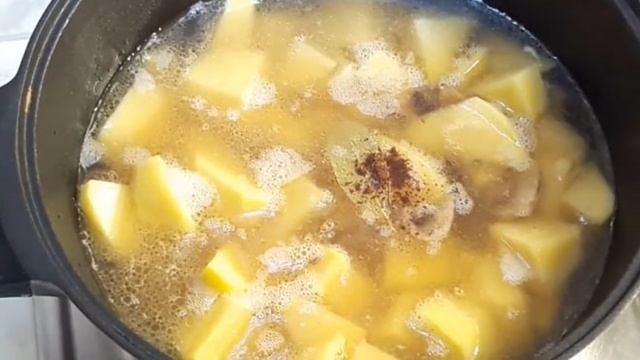 Картофель, тушенный в сметанном соусе с грибами