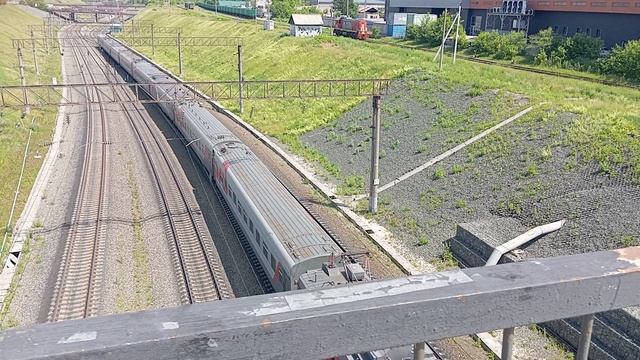 ЭП1-308 с пассажирским поездом Адлер-Барнаул
