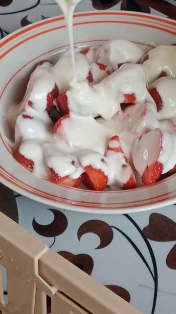 пусть гармония будет внутри...
клубника политая сметаной с сахаром 😋