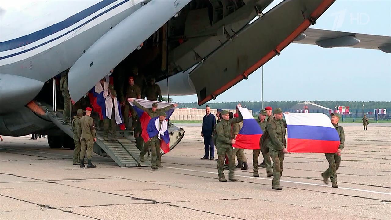 Самолет с освобожденными из плена российскими бойцами приземлился на одном из подмосковных аэродр...