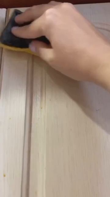 Удаляем жирный налёт на кухонной мебели.
