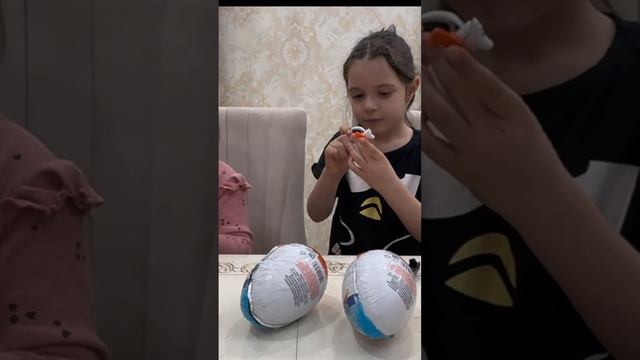 Большая распаковка Киндер яйца..интересные игрушки
