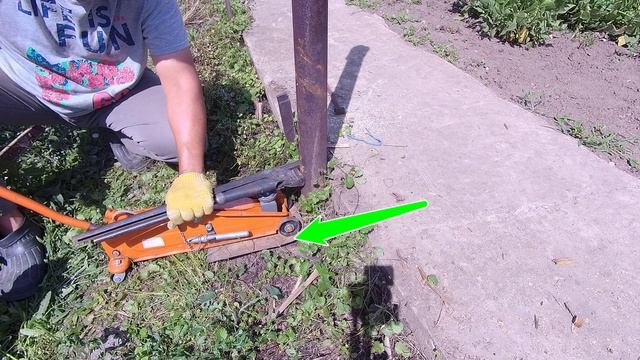 Трубу домкратом