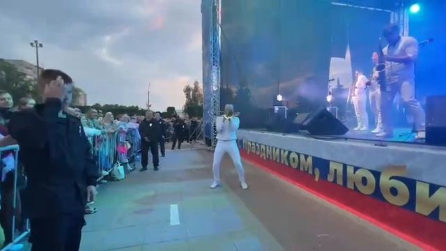 Прямо сейчас на площади «Дружбы» вечерняя концертная программа. На сцене Jordan Brass Band