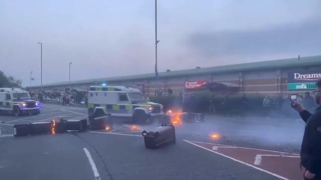 12-06-2025 В Северной Ирландии третий день продолжаются антимигрантские протесты, переросшие