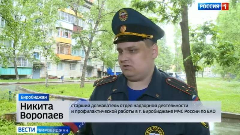 Сотрудники МЧС проводят обход многоквартирных домов