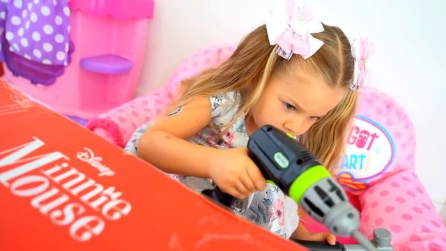 Диана и Рома Диана притворяется, что играет с игрушками для девочек и куклой Барби