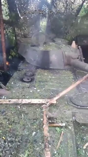 🎥🇺🇦Кадры со стороны противника Очередная выведенная из строя русским FPV-дроном вражеская 122-мм