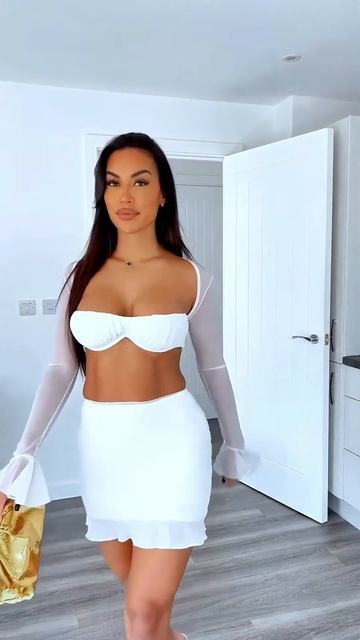 26Vvr1Z9opM - This girl looks stunning in this dress #shorts