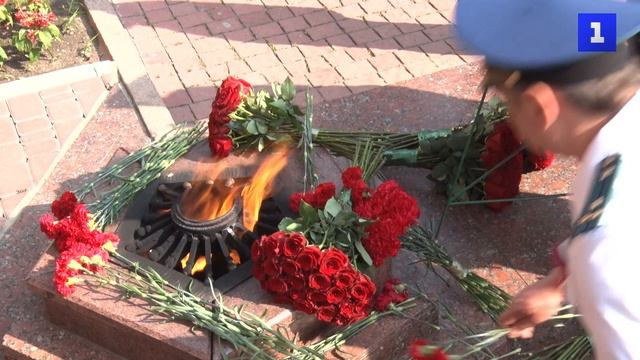 Севастопольцы возложили цветы к Вечному огню в День России