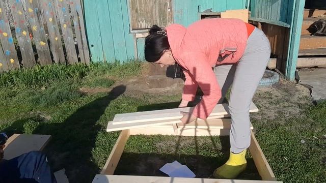 Собираем песочницу. Садим плодовые деревья и цветы.