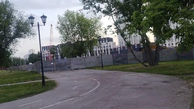 На площадке Остров Мечты Бирюлёвской линии ведётся сборка крана для монтажа щитов