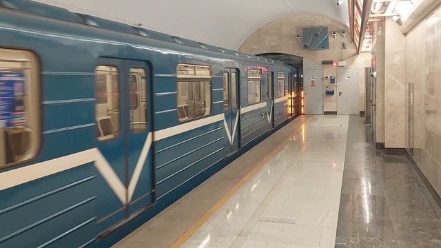 Прибытие поезда на новую станцию метро "Горный институт"