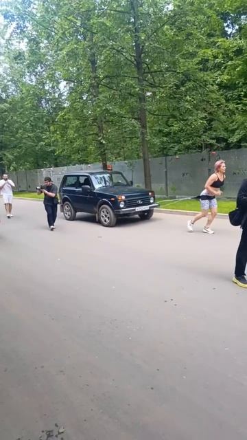 💪В парке Сокольники девушки доказали, что заглохшую Ниву до автосервиса сами доставят💪