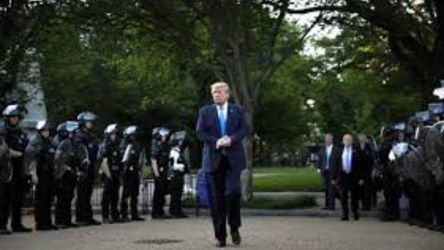 В США обсуждается возможность применения закона о подавлении мятежей
