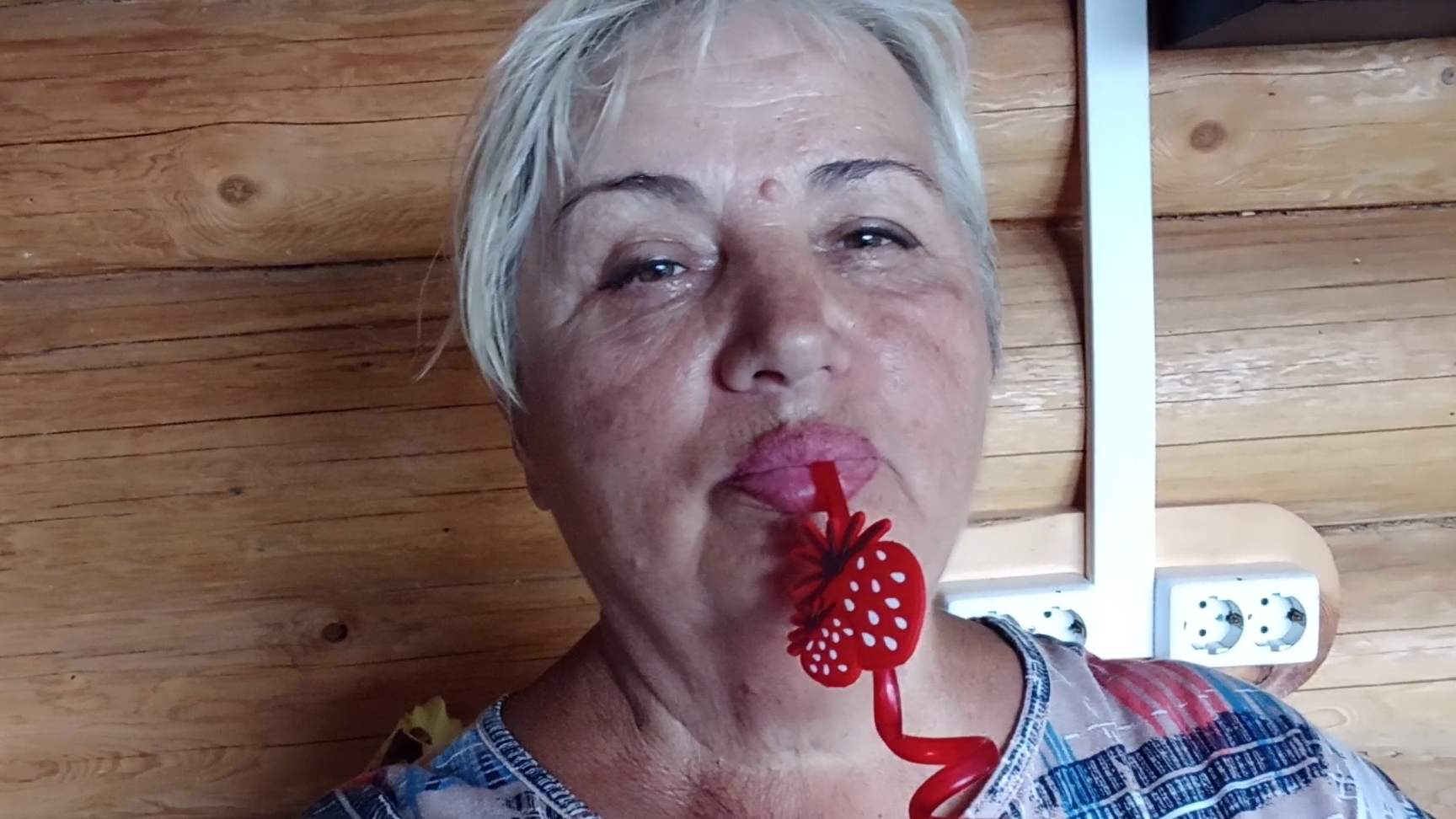 Пью Мохито весь день. Залезла на стол. Мяте конец.