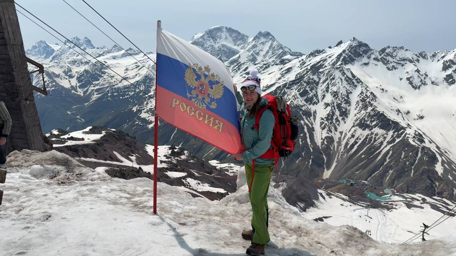 Сотрудник ГУФСИН Кузбасса Наталья Дерова поздравляет коллег с Днём России у подножия Эльбруса!