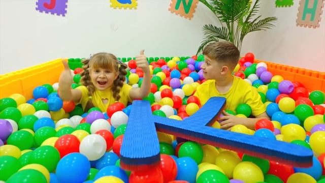 Диана и Рома ( Diana Roma ) - Диана и Рома знакомят Оливера с английским алфавитом ABC