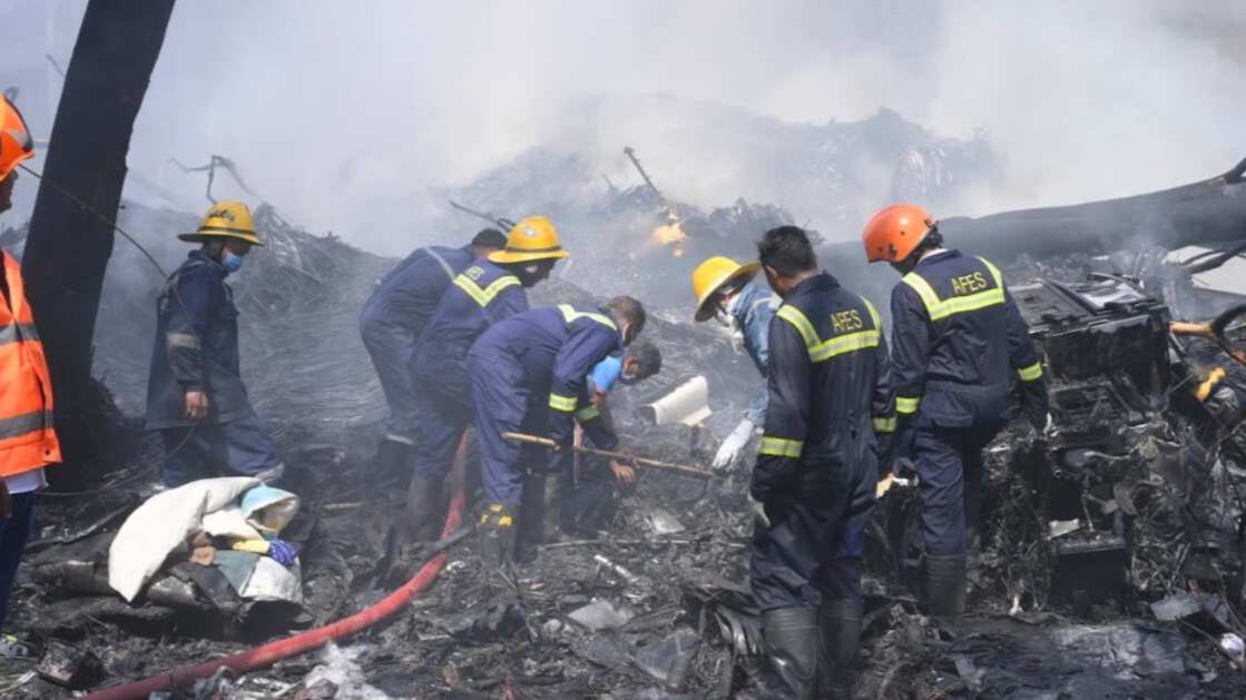 Спасательные операции на месте крушения самолета в Индии продолжаются