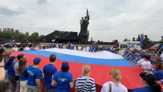 С Россией в сердце. В Донецке развернули флаг РФ и провели автопробег