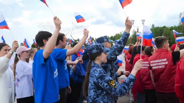 Сотрудники УФСИН приняли участие во флешмобе ко Дню России в Петрозаводске
