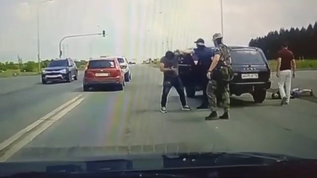 дети гор решили подрезать по обочине микроавтобус
