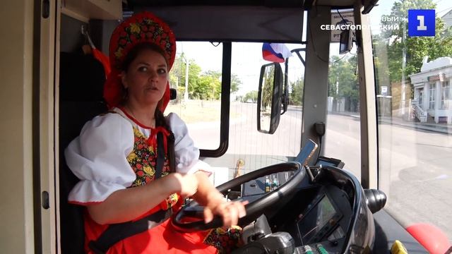 Водители троллейбусов вышли на маршруты в народных костюмах