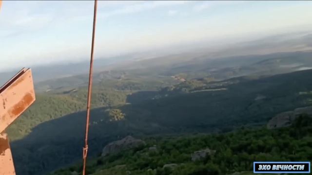 На вершине горы Синюха стою