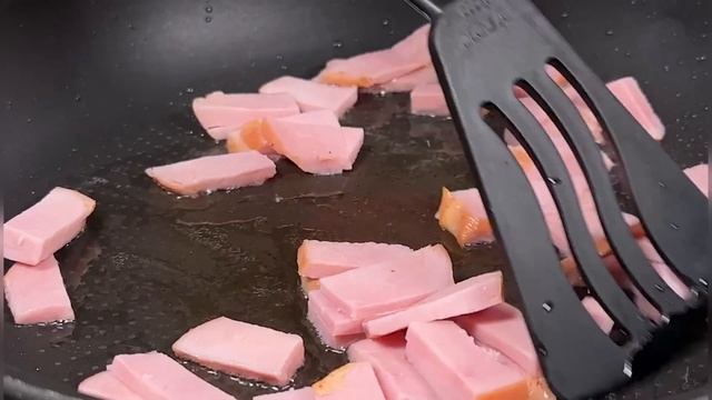 Просто добавьте яйцо. Это так вкусно, что его можно готовить каждый день