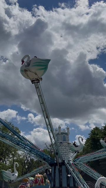 Атмосфера в донецком парке Щербакова 

Люди в праздник гуляют, веселятся и просто кайфуют