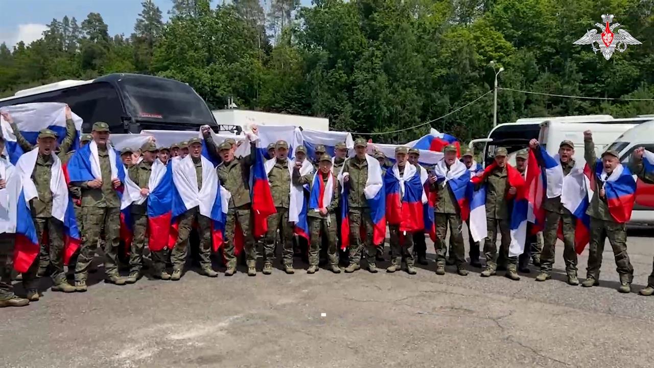 "Ромка, ты что ли?": опубликованы кадры с возвращенными из плена бойцами РФ