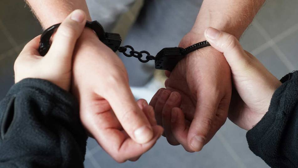 Сотрудника ФСИН задержали под Смоленском за попытку продать наркотики осужденным