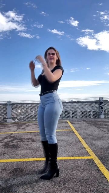 DNkuhtXKjpo - Stunning tight blue jeans for street fashion #shorts
