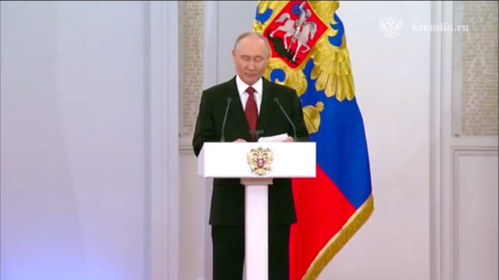 Путин поздравил соотечественников с Днем России.