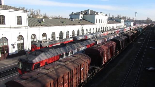 Тепловоз 2ТЭ116У-0034, грузовой поезд из хопперов; посадка