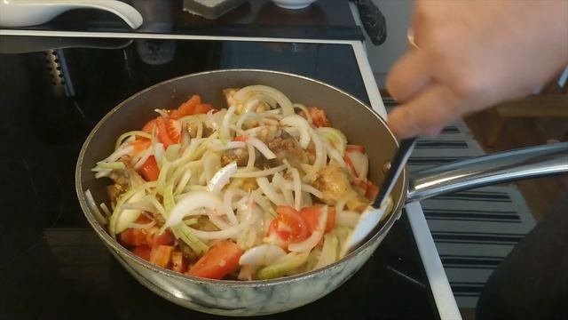 Хотите быстро и много - куриные крылышки с баклажаном ?