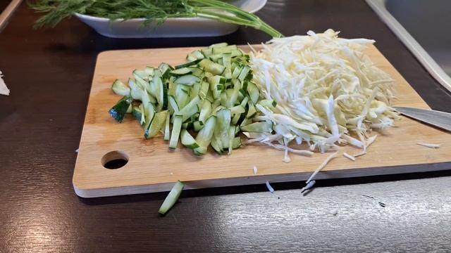 Салат с куриной грудкой, огурцом и капустой. / Salad with chick