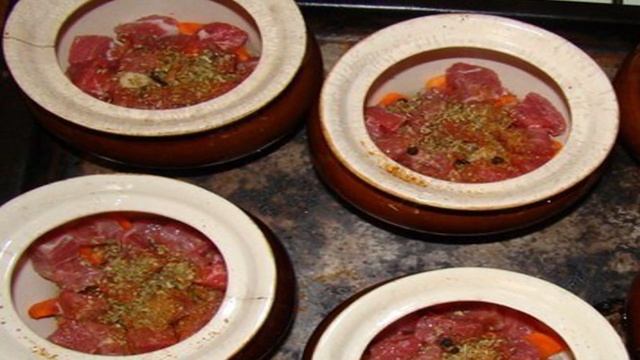 Баранина с горохом в горшочке в духовке