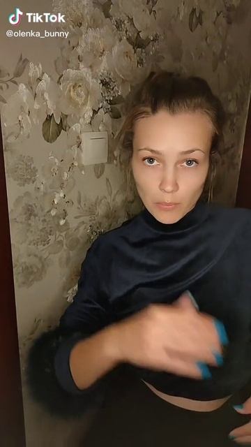 самая красивая девочка рвёт  банкомат