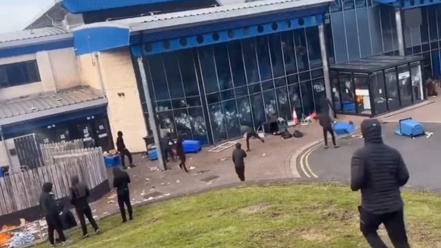 Четвертый день мигрантских погромов  в Северной Ирландии привел к протестам по всей стране.