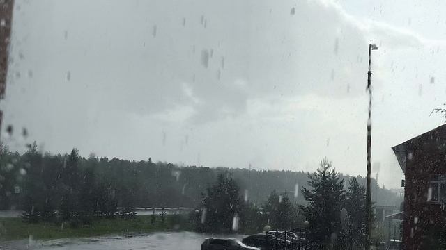 Сегодня с утра было солнечно, но не жарко, а сейчас снова поливает как из ведра 🪣 и грохочет.