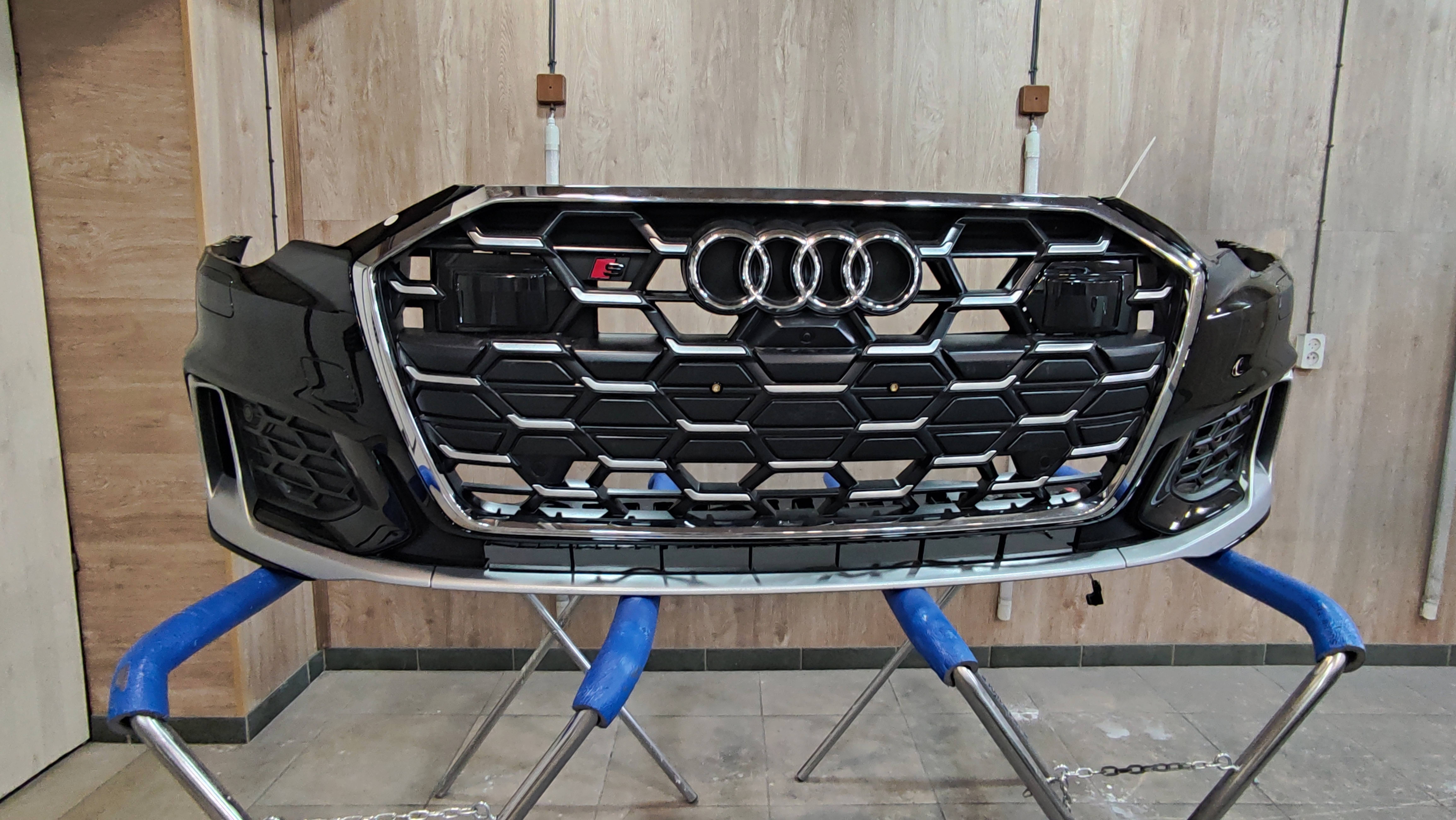 Audi A6 Передний бампер S-Line вид в разобранном состоянии, ньюанс окраса в зоне парктроников